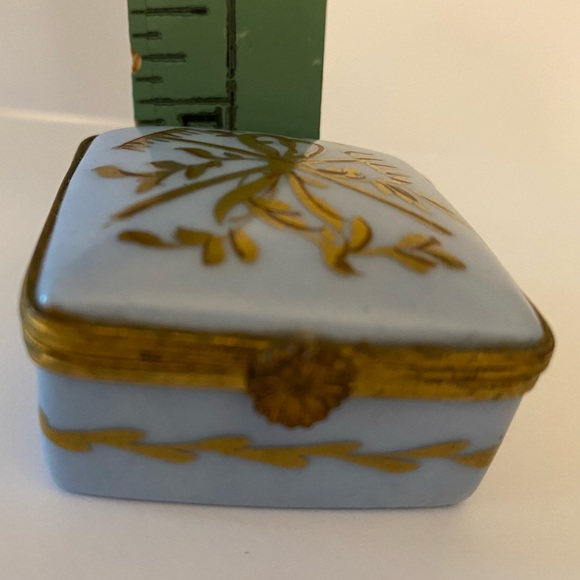 CARLIN COMFORTS “MADE in FRANCE ” PORCELAIN HINGED BOX - Picture 9 of 12